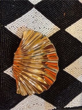 NWOT Gold Shell Hair Clip - Elegant Women’s Hair Accessory